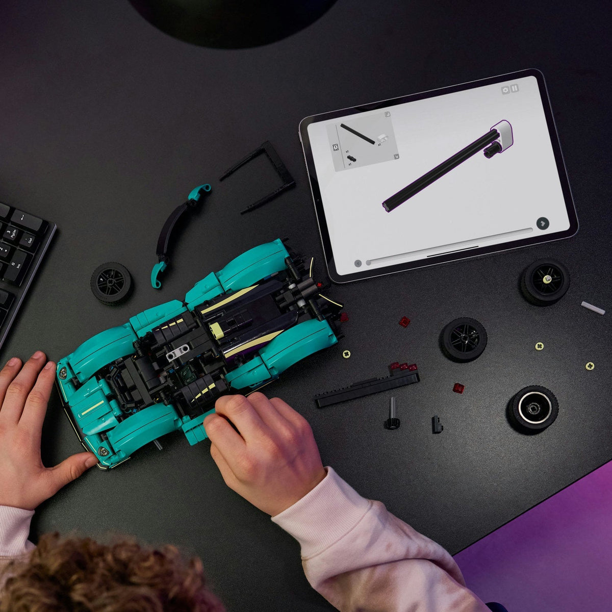 LEGO Technic: Aston Martin Valkyrie 42208