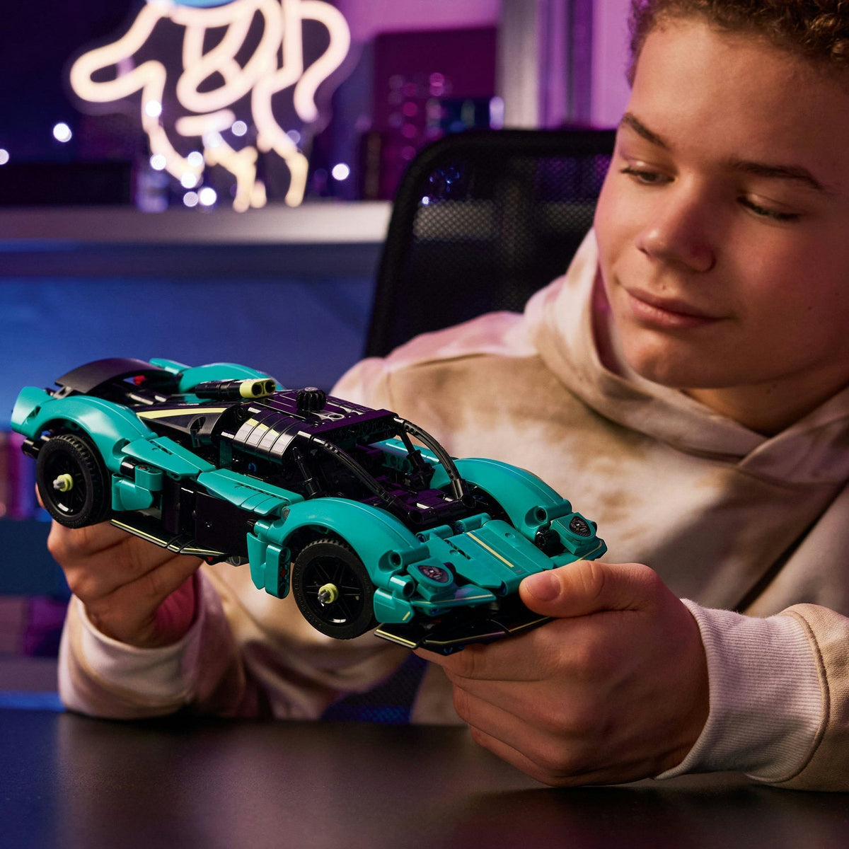 LEGO Technic: Aston Martin Valkyrie 42208