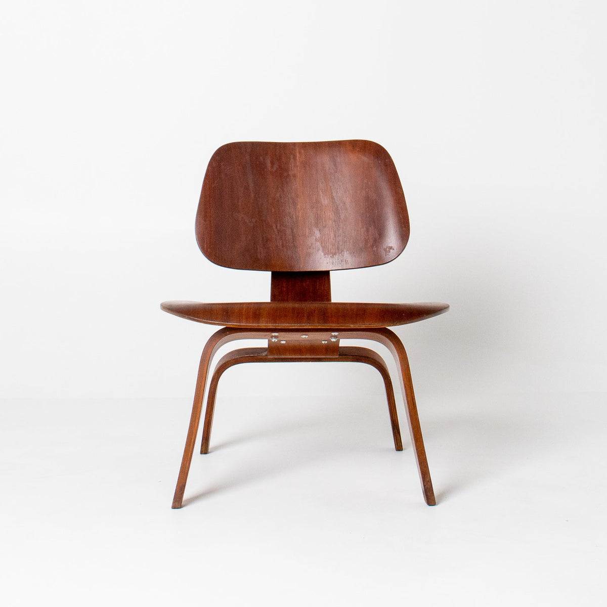 Eames LCW 5-2-5 in Walnut Evans Production