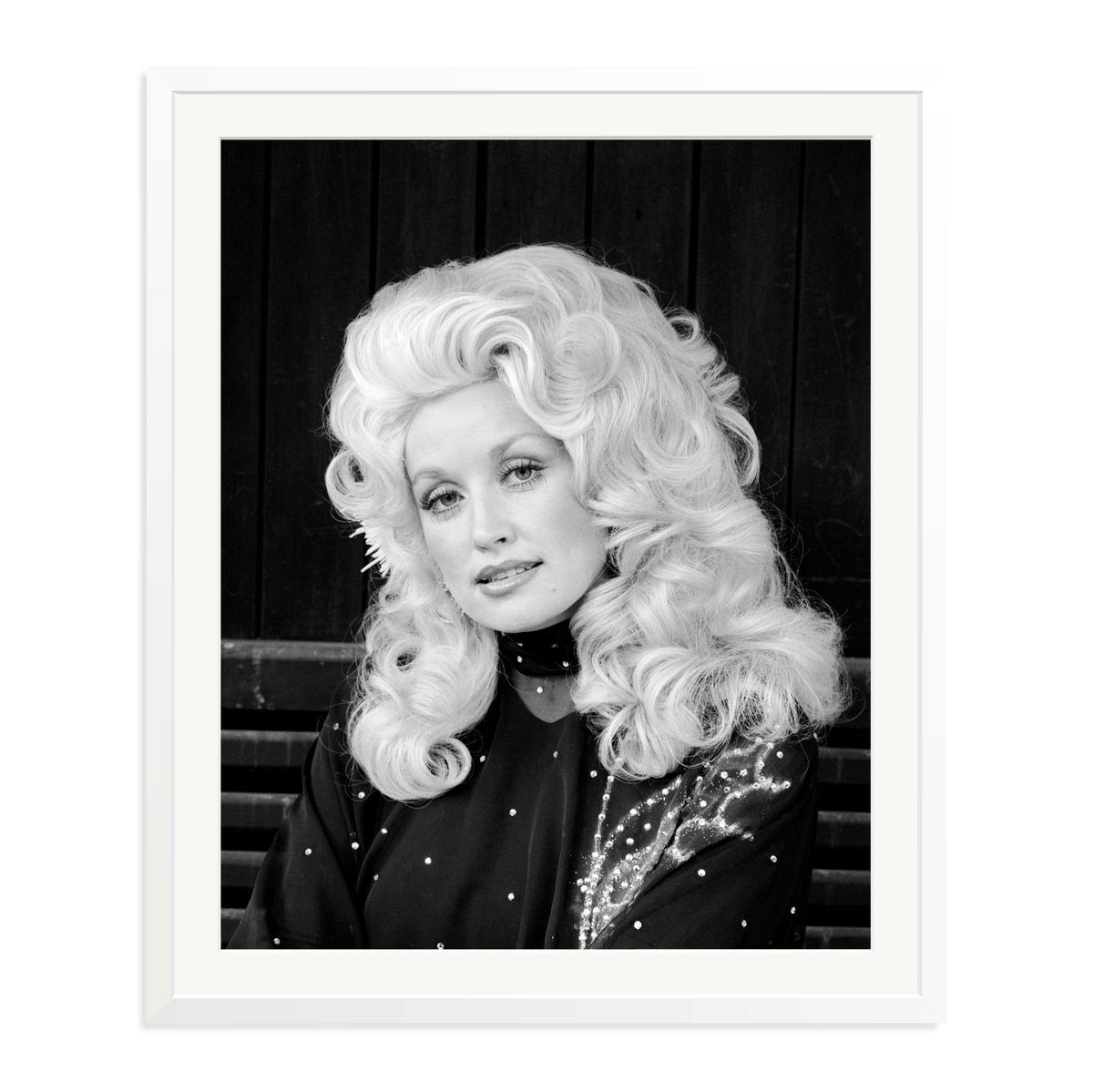 Dolly Parton in London Framed Print White XXL