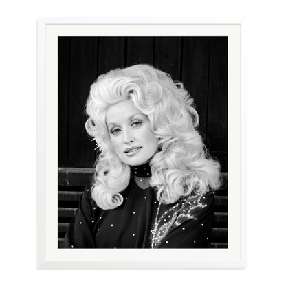 Dolly Parton in London Framed Print White XXL