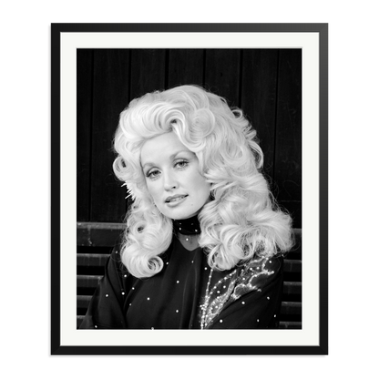 Dolly Parton in London Framed Print Black XXL