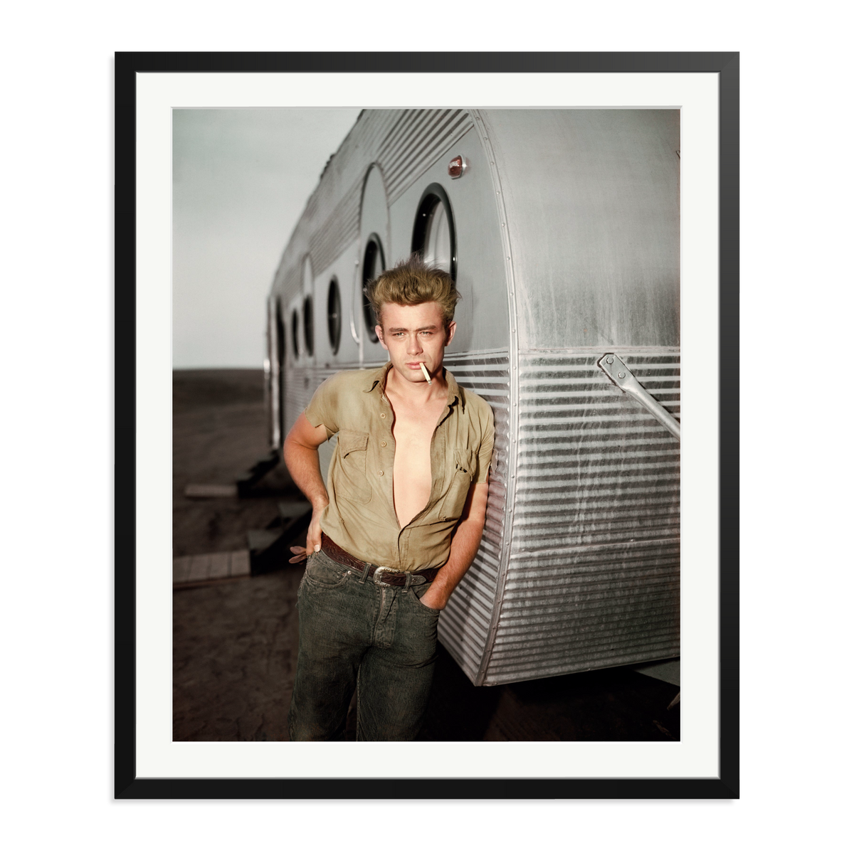 James Dean: A Giant Star Framed Print Black XXL