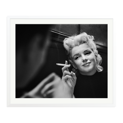 Marilyn Relaxes in a Restaurant White XXL