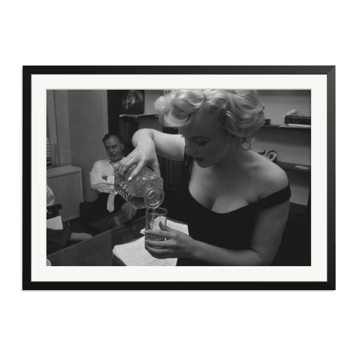 Marilyn Monroe Pouring A Drink Framed Print Black XXL
