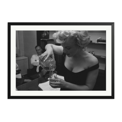 Marilyn Monroe Pouring A Drink Framed Print Black XXL