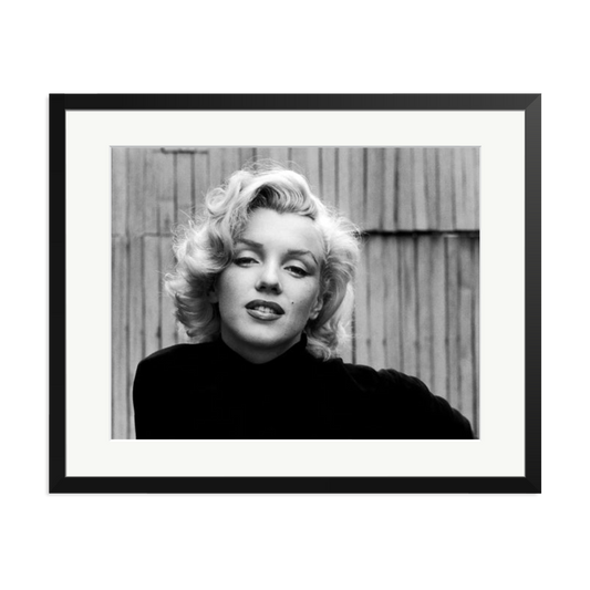 Marilyn Monroe Posing Framed Print Black XL