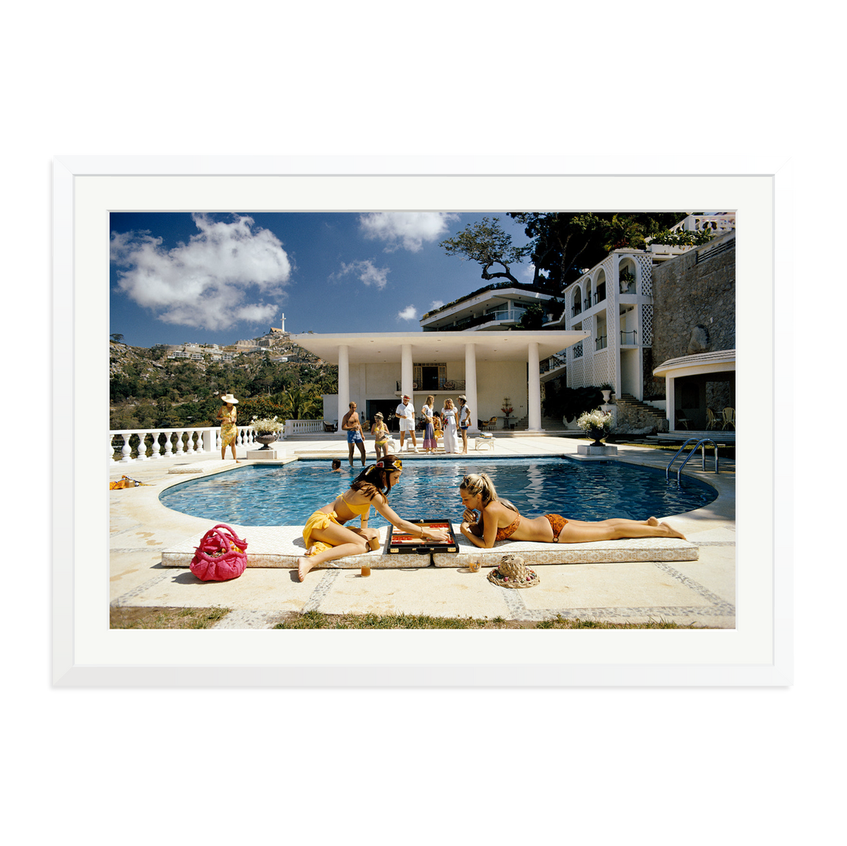 Slim Aarons 'Poolside Backgammon' White XXL